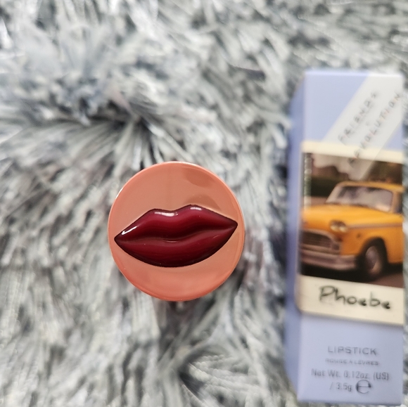 Makeup Revolution x Friends Satin Kiss Lipstick Phoebe - Picture 3 of 5